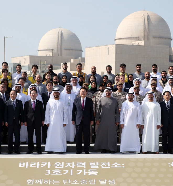 아랍에미리트(UAE)를 국빈 방문 중인 윤석열 대통령이 16일(현지시간) 바라카 원자력발전소에서 열린 바라카 원전 3호기 가동식에서 무함마드 빈 자예드 알 나흐얀 UAE 대통령 등 참석자들과 기념촬영을 하고 있다. 2023.1.16  연합뉴스