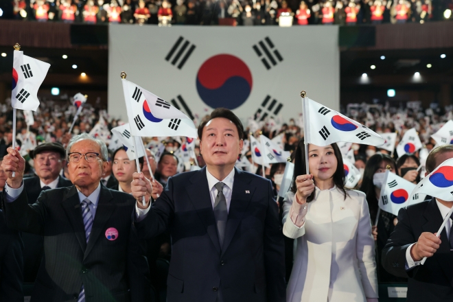 윤석열 대통령과 김건희 여사가 1일 서울 중구 유관순 기념관에서 열린 제104주년 3.1절 기념식에서 만세삼창을 한 뒤 태극기를 흔들고 있다. 2023.3.1 대통령실 제공