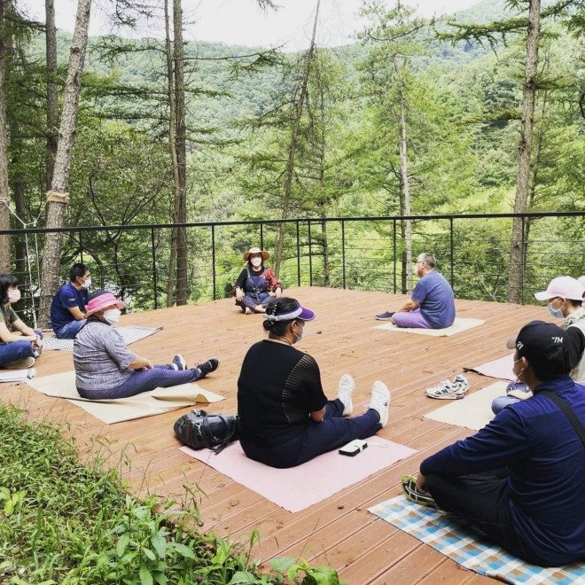 전북 완주군에 있는 치유농장 ‘드림뜰 힐링팜’의 치유농업 프로그램 모습. 참가자들이 숲속에서 명상의 시간을 갖고 있다. 농촌진흥청 제공