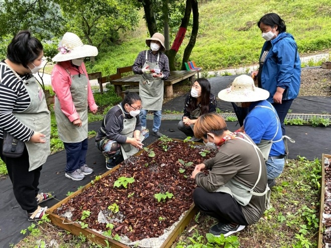 전북 완주군에 있는 치유농장 ‘드림뜰 힐링팜’의 치유농업 프로그램 모습. 참가자들이 텃밭 가꾸기를 하며 대화를 나누고 있다. 농촌진흥청 제공