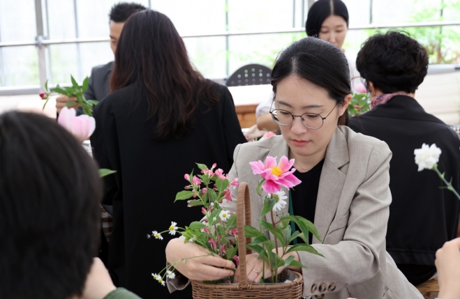 지난 9일 전북 완주군 치유농장 ‘드림뜰 힐링팜’의 치유 프로그램에 참여 중인 한 기자가 농장에서 직접 따온 꽃으로 ‘힐링 꽃바구니’를 만들고 있다. 공동취재단