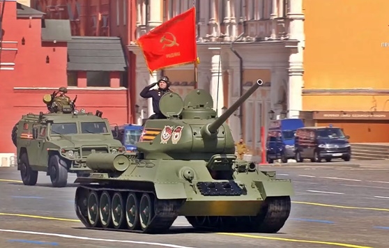 9일(현지시간) 러시아 수도 모스크바 붉은광장에서 열린 78주년 전승절 열병식에서 2차 대전 당시 독일군을 격파, ‘소련을 구한 전차’로 불리는 T-34-85 한 대가 기갑 열병식 포문을 열고 있다. 이날 열병식에서는 T-34-85 외에 다른 주력전차는 등장하지 않았다. 2023.5.9 러시아 국방부