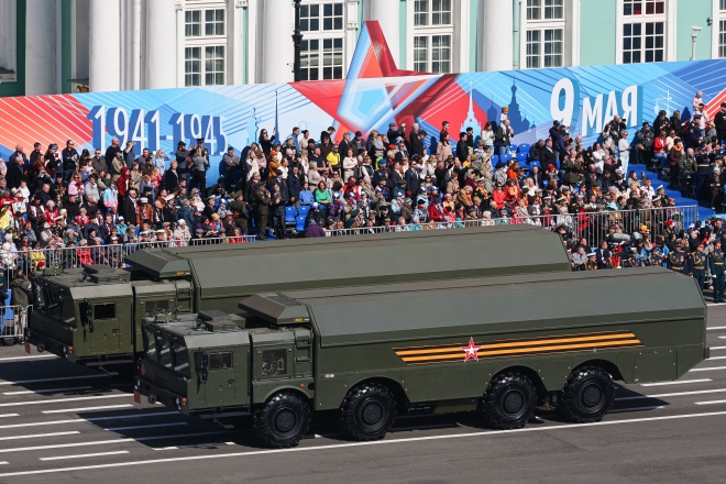 9일(현지시간) 러시아 수도 모스크바 붉은광장에서 열린 78주년 전승절 열병식에 이스칸데르-M 미사일이 등장하고 있다. 2023.5.9 TASS 연합뉴스