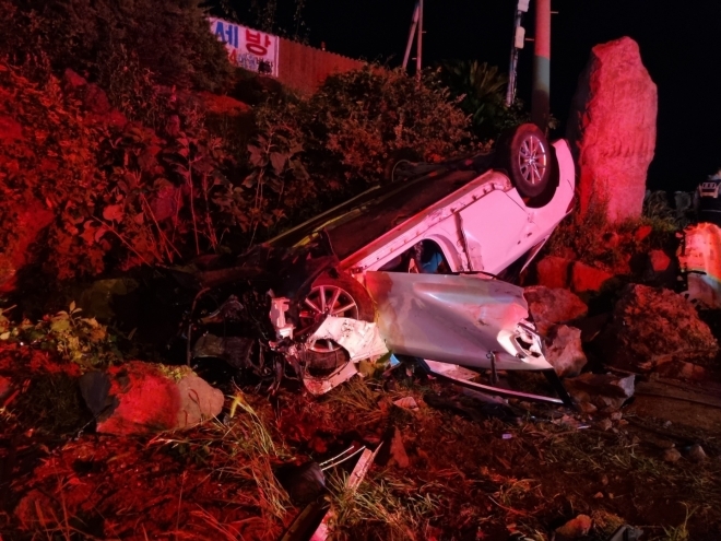 지난해 제주시 애월읍 고내리 해안도로에서 정원초과 렌터카를 과속으로 운전하다가 7명의 사상자가 발생했다. 차는 정면에 있던 바위를 들이받고 전복됐다.