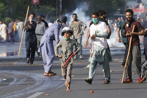 파키스탄 반정부 시위대가 9일 임란 칸 전 총리 체포에 반발하고 있다. 라호르 epa 연합뉴스