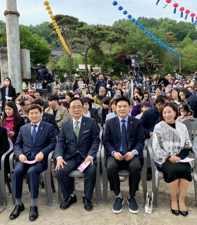 5월 가정의 달을 맞아 지역 축제에 참석 한 이새날 의원(오른쪽 첫 번째)