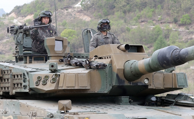 지난 2일 경기도 포천 승진훈련장에서 딴 신 주한 미얀마 대사가 육군 8기동사단 K2전차를 탑승체험하고 있다. 뉴스1