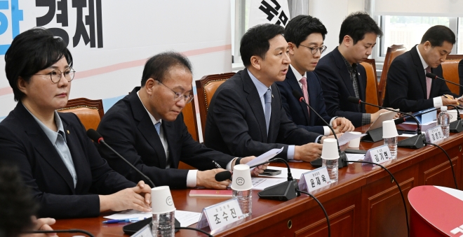 김기현(왼쪽 세번째) 국민의힘 대표가 11일 오전 서울 여의도 국회에서 열린 최고위원회의에서 발언하고있다. 안주영 전문기자