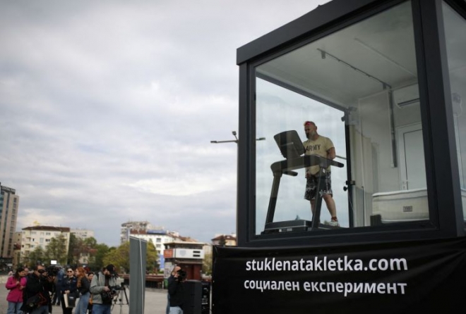 행인들이 공원 안에 마련된 투명 유리 상자 안에서 생활하는 구에오르기예프를 구경하고 있다. 로이터 연합뉴스