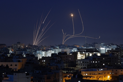 10일 이스라엘 가자지구에 로켓이 발사되자 이스라엘의 방공망 아이언돔이 공중에서 팔레스타인의 로켓을 요격하고 있다. AFP 연합뉴스