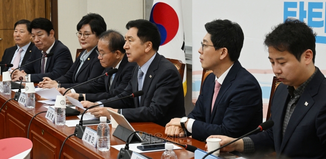 김기현 국민의힘 대표가 11일 국회에서 열린 최고위원회의에서 발언하고 있다. 왼쪽부터 이철규 사무총장, 강대식·조수진 최고위원, 윤재옥 원내대표, 김 대표, 김병민 최고위원, 장예찬 청년 최고위원. 안주영 전문기자