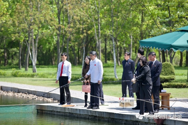 고방산 초대소에서 환영연회 전에 낚시하는 최선희(오른쪽) 북한 외무상과 왕야쥔(왼쪽 세번째) 주북 중국 대사. 중국 대사관 위챗 캡처