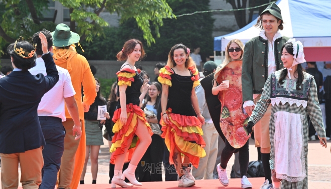 “우리 전통의상 어때요”… 고려대, 외국인학생 축제
