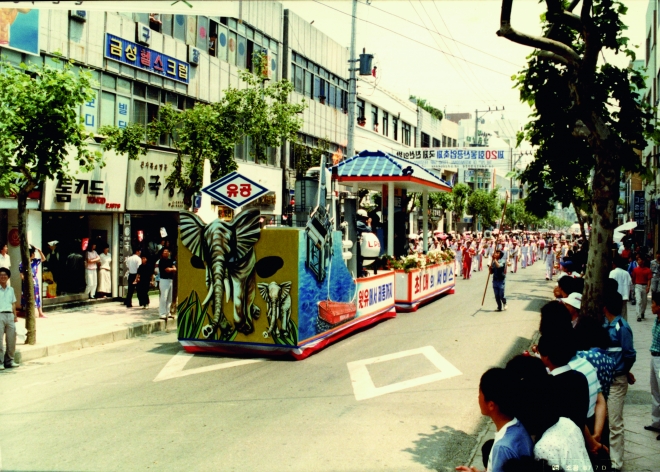 봄을 맞은 울산에서 각종 축제가 열리면서 볼거리와 즐길거리가 넘쳐난다. 울산공업축제가 35년 만에 부활해 다음달 1~4일 열린다. 1970~80년대 열린 기업체 퍼레이드 모습.