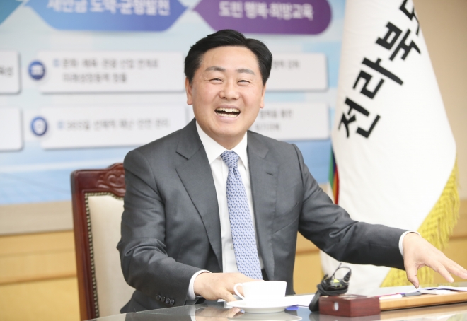 김관영 전북지사가 11일 지사실에서 가진 서울신문과의 인터뷰에서 특별자치단체와 기업 유치에 대해 설명하고 있다. 전북도 제공