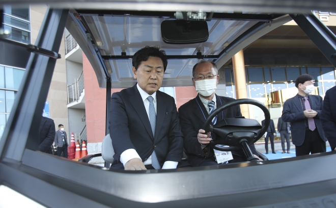 김관영(왼쪽) 전북지사가 전기차 업체를 방문해 제작과정과 작동원리를 살펴보고 있다.