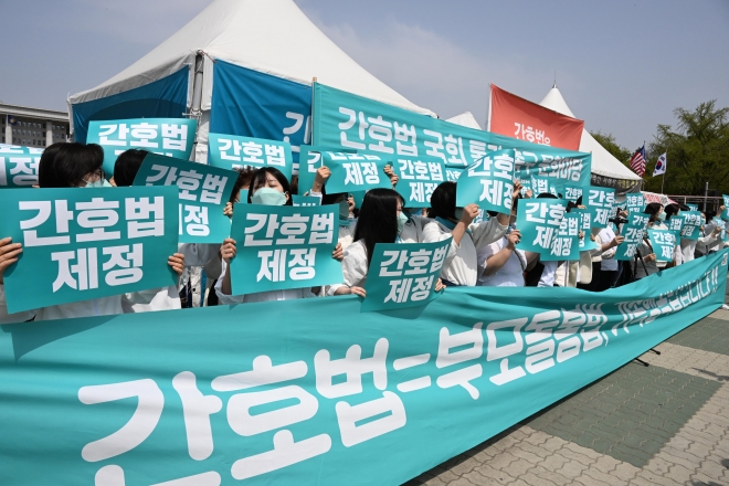 대한간호협회 간호사들이 지난달 10일 서울 여의도 국회 앞에서 간호법 국회 통과 촉구 기자회견을 갖고 있다.  도준석 기자