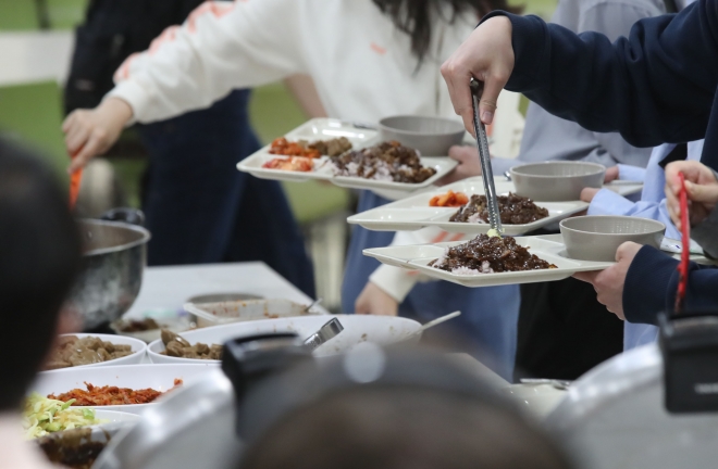 외식물가 상승세가 지속되면서 대학 학생식당이 인기다. 3일 오후 서울 성북구 고려대학교 학생식당에서 학생들이 점심식사를 위해 식판에 자율배식을 하고 있다. 뉴시스