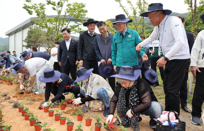 박완수(뒷줄 오른쪽에서 두번째) 경남지사와 재일경남도민회 향토식수단이 12일 경남 하동에서 나무심기를 하고 있다. 경남도 제공