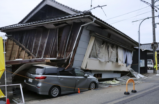일본 이시카와현 노토반도에서 지난 5일 발생한 규모 6.3 지진으로 스즈시의 한 건물이 무너지면서 자동차를 덮쳤다. 스즈 교도 연합뉴스