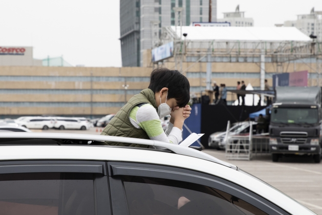 2020년 4월 19일 서울 서초구에서 열린 개신교 자동차 예배에서 한 아이가 기도를 하고 있다. 2020.4.19 홍윤기 기자