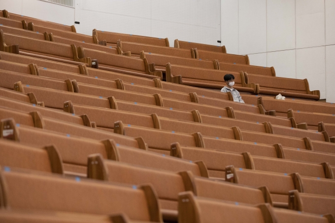 2021년 4월 11일 경기 성남시 분당구에 위치한 한 대형 교회 예배당에 한 남성이 홀로 앉아 있다. 2021.4.11 홍윤기 기자