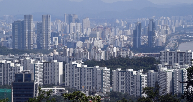 서울 남산에서 바라본 성수동 트리마제를 비롯한 주상복합과 아파트의 모습. 2022.8.16 박지환기자