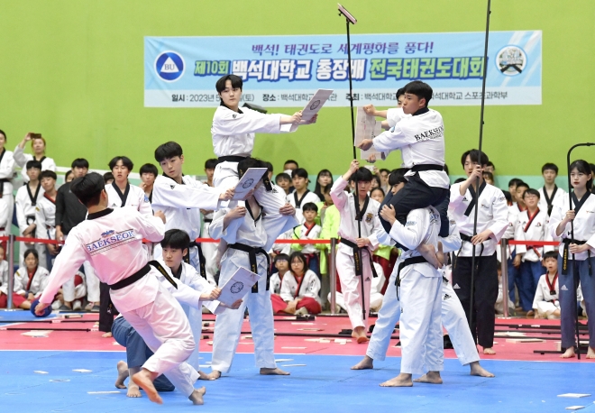 백석대학교 총장배 전국태권도대회에 참가한 선수들이 격파 시범을 선보이고 있다. 백석대 제공