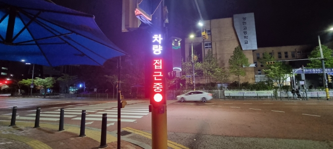 용인시가 13곳에 설치한 스쿨존 교통사고 방지 시스템은 영상감지기가 차량과 보행자를 인식하면 전광판에서 문자와 음성으로 접근 여부를 알려준다. 용인시 제공