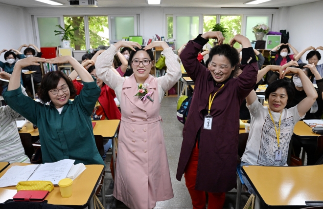 스승의 날인 15일 오전 서울 마포구 일성여자중고등학교에서 열린 스승의 날 행사에서 만학도들과 담임선생님이 서로 하트를 그려주고 있다. 2023.5.15 도준석 기자