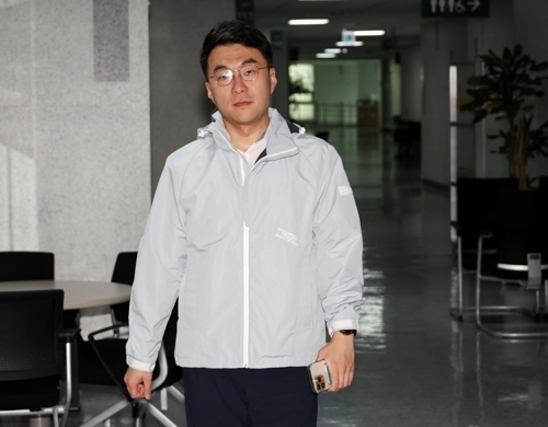 ‘코인 논란’으로 더불어민주당을 탈당한 김남국 의원이 15일 국회 상임위원회 활동 중 코인 거래를 시인했다.  연합뉴스