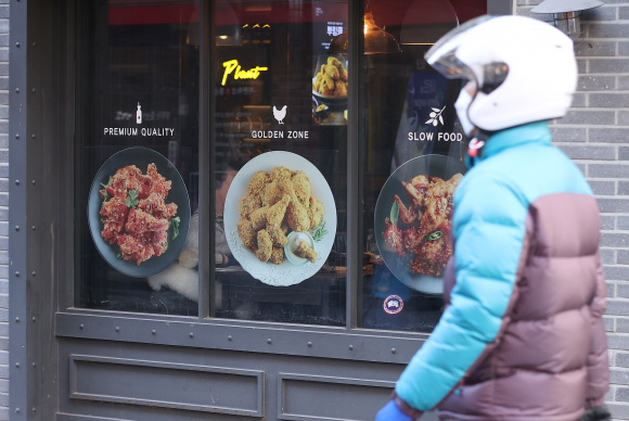 서울 시내의 한 음식점 거리에서 배달 라이더가 이동하는 모습. 연합뉴스