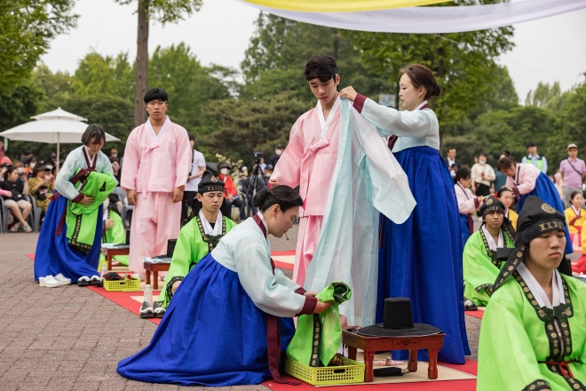 지난 13일 서울 광진구 어린이대공원에서 열린 ‘제11회 광진구 전통 성년례’에서 성년자들이 도포를 입고 있는 모습. 광진구 제공