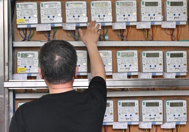15일 서울 중구에 위치한 어느 건물에서 한 시민이 전기계량기을 살펴보고 있다. 정부는 오는 16일부터 전기요금을 1㎾h(키로와트시)당 8.0원, 가스요금은 MJ(메가줄)당 1.04원 인상한다고 15일 밝혔다. 2023.5.15 홍윤기 기자