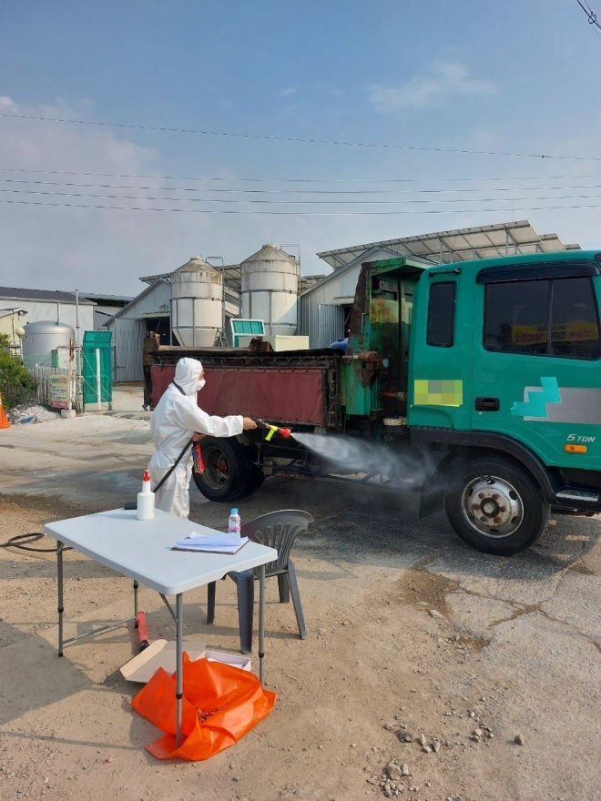 구제역이 발생한 충북 청주 북이면 농장 인근에서 15일 방역대원이 축산 관련 차량을 소독하고 있다. 충북도 제공