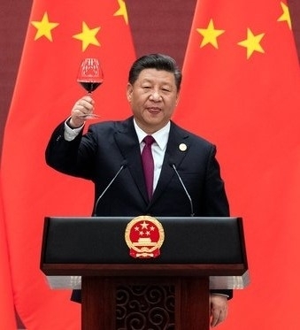시진핑 중국 국가주석이 2019년 베이징 인민대회당에서 열린 일대일로 국제협력 정상포럼 환영식에서 건배를 제의하고 있다.   로이터 연합뉴스