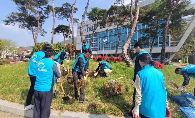 한국농어촌공사 해남완도지사에서 임직원들이 지난달 7일 식목일 기념 청사 내 밀원수를 식재하고 있다. 농어촌공사 제공