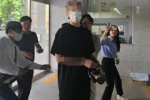 유아인 최측근 전자담배 쥐고 경찰 출석 논란