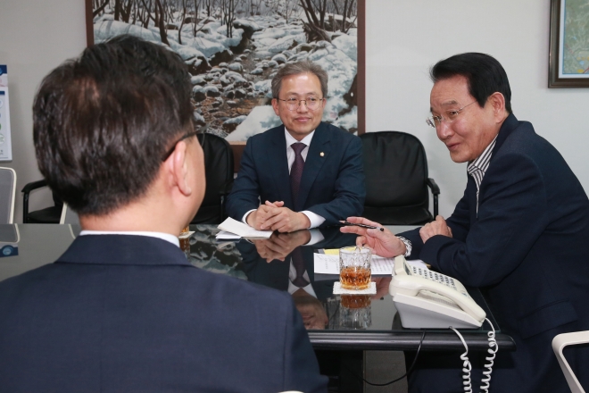 변재일 윤리특위 위원장(오른쪽)이 16일 오후 서울 여의도 국회 의원회관에서 이양수 국민의힘(왼쪽)·송기헌 국민의힘 의원이 윤리특위 구성 등을 논의하기 위해 대화를 나누고 있다.2023. 5. 16 오장환 기자