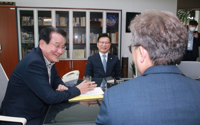 변재일 윤리특위 위원장(왼쪽)이 16일 오후 서울 여의도 국회 의원회관에서 이양수 국민의힘(가운데)·송기헌 국민의힘 의원이 윤리특위 구성 등을 논의하기 위해 대화를 나누고 있다.2023. 5. 16 오장환 기자