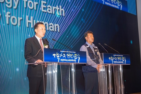 공동 비전선포식 개회사를 하고 있는 김성암(왼쪽) 사장과 하진수(오른쪽) 노동조합위원장