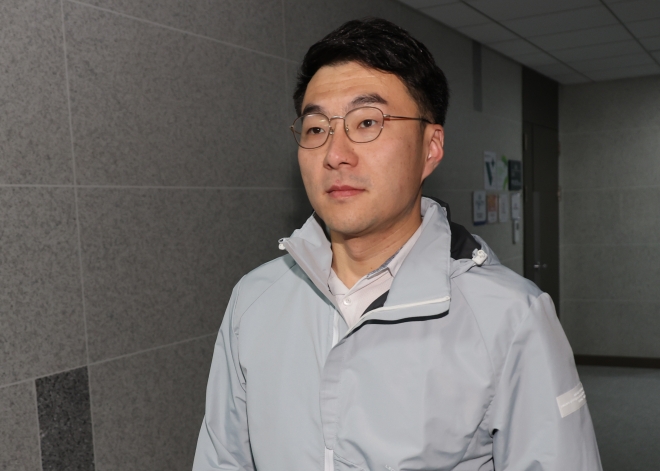 더불어민주당을 탈당한 김남국 의원이 지난 14일 오전 국회 의원실로 출근하고 있다. 김 의원은 이날 출근 후 페이스북을 통해 탈당을 선언했다.  연합뉴스