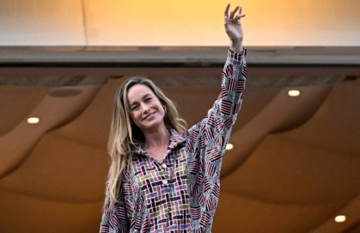 US actress and member of the Jury of the 76th Cannes Film Festival Brie Larson waves as she stands on the balcony of the Grand Hyatt Cannes Hotel Martinez on the eve of the opening ceremony of the 76th edition of the Cannes Film Festival in Cannes, southern France, on May 15, 2023. AFP 연합뉴스