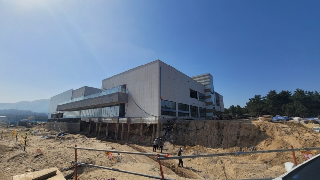 전남 완도군 신지 명사십리해수욕장에 건립되는 해양치유센터가 16일 마무리 공사 중이다. 완도군 제공