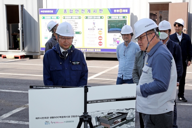 강병삼(앞줄 왼쪽) 제주시장이 16일 제주시민회관 해체 공사 현장을 점검하고 있다. 제주시 제공