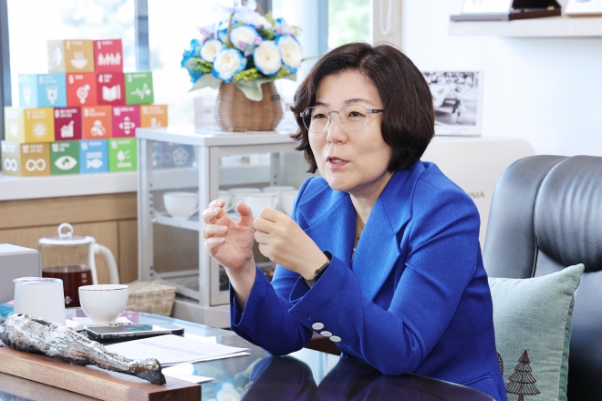 김보라 경기 안성시장이 16일 시장실에서 가진 서울신문과의 인터뷰에서 반도체 소부장(소재·부품·장비) 특화단지 조성에 관해 설명하고 있다. 안성시 제공