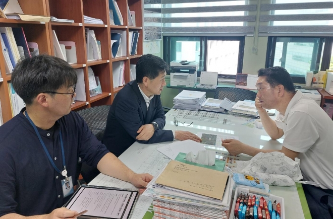 김태수 의원(오른쪽)이 지난 16일 월계로 지하화 타당성 조사 용역과 관련해 간담회를 가졌다.