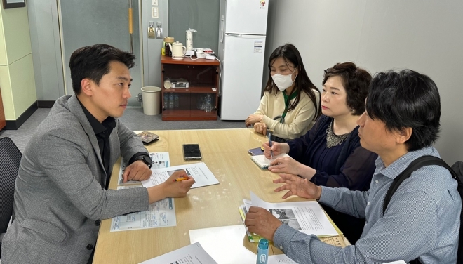 이희원 의원(왼쪽)이 스쿨존 안전사고 문제 해결을 위한 간담회에 참가하고 있다.