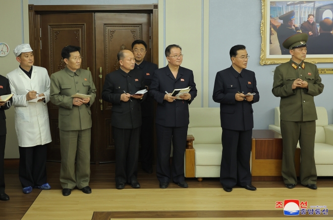 북 “김정은, 군사위성 1호기 시찰…차후 행동계획 승인”