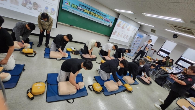 충남 천안지역 대학생들로 구성된 ‘천안시 대학생 안전보안관’들이 심폐소생술 교육을 받고 있다. 천안시 제공